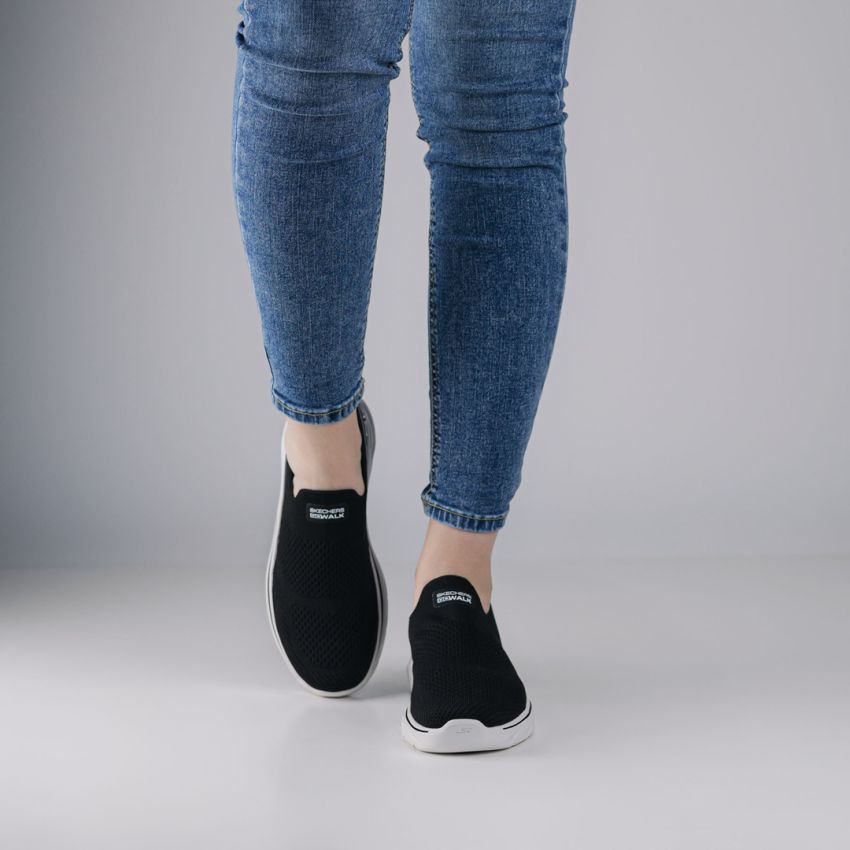 Skechers Slip-Ins - GO Walk 7 - Mia fekete női bebújós cipő