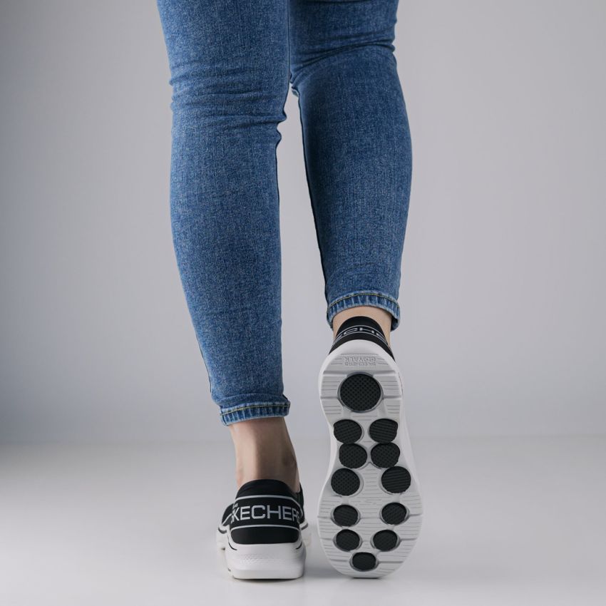 Skechers Slip-Ins - GO Walk 7 - Mia fekete női bebújós cipő
